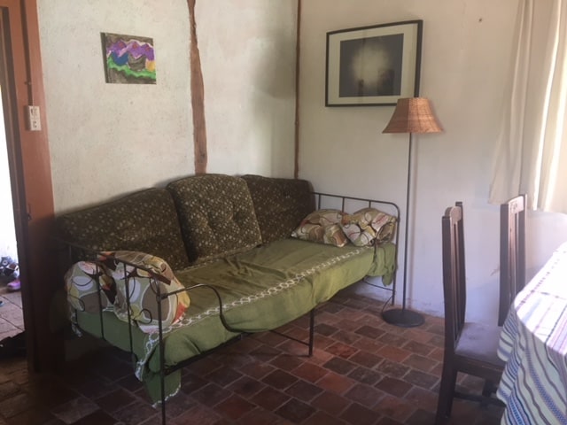 Einzelbett im Wohnzimmer/Schlafzimmer