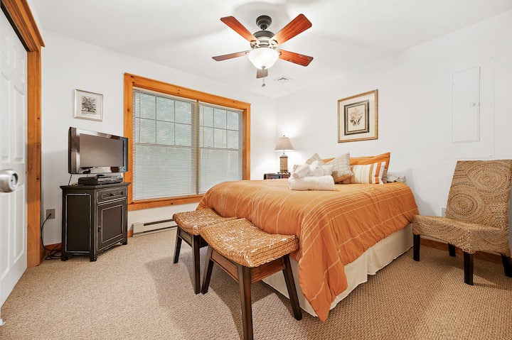 Საძინებელი #1 - საწოლი 152 × 203 სმ. მაღალი გარჩევადობის სმარტ-ტელევიზორი. 