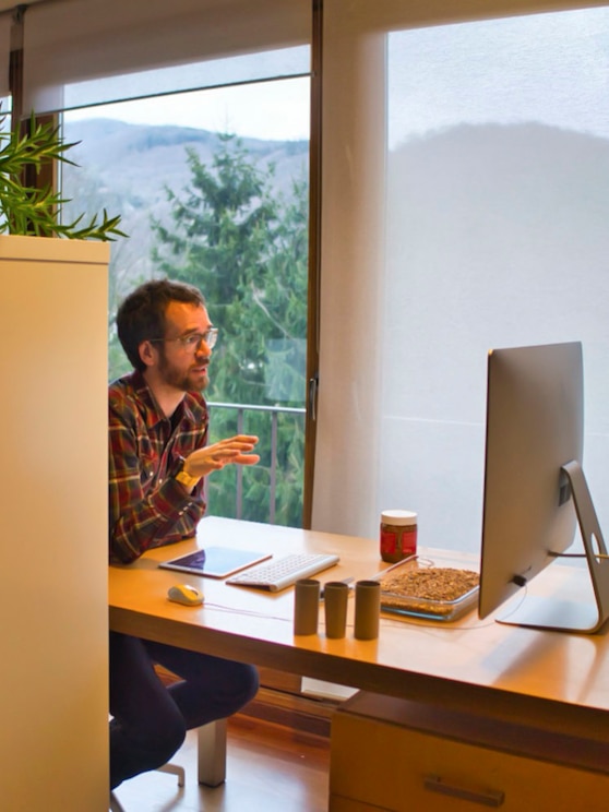 Show full-screen, host-provided image