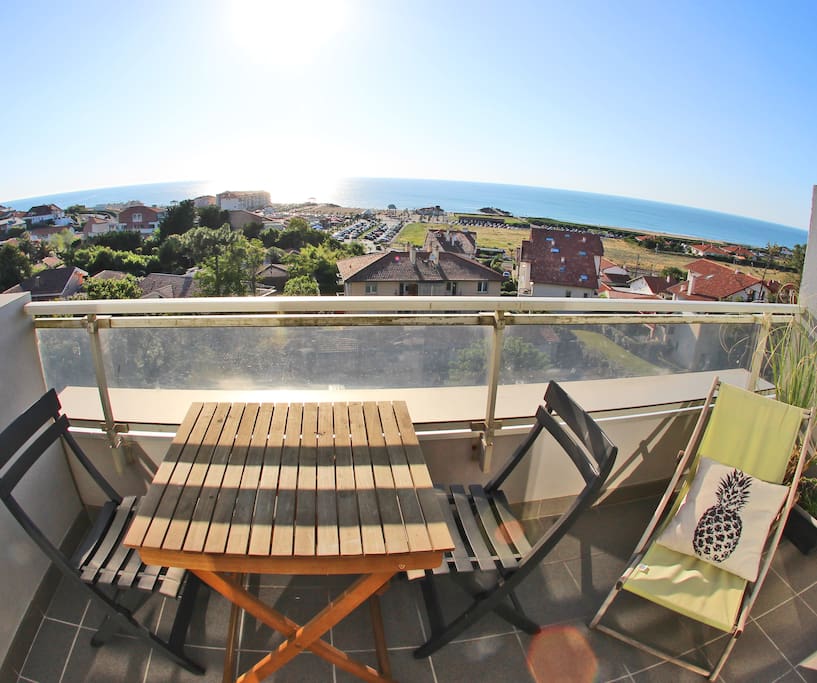Terrasse vue panoramique sur l'ocean, du phare de Biarritz aux plages d'Anglet