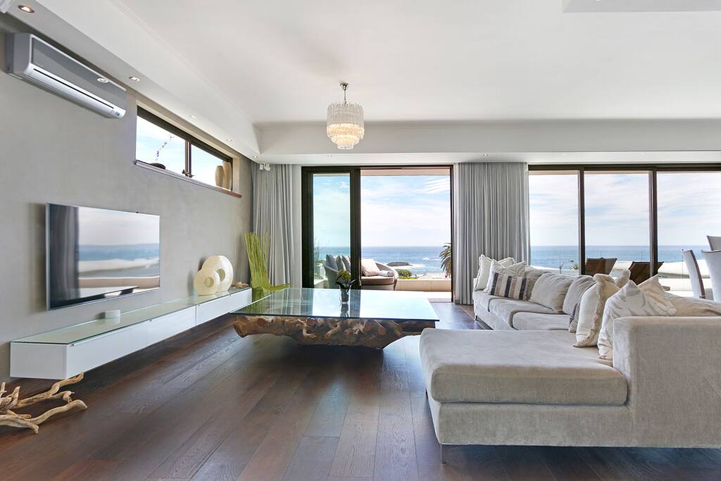 Views forever from the large open plan entertainment level