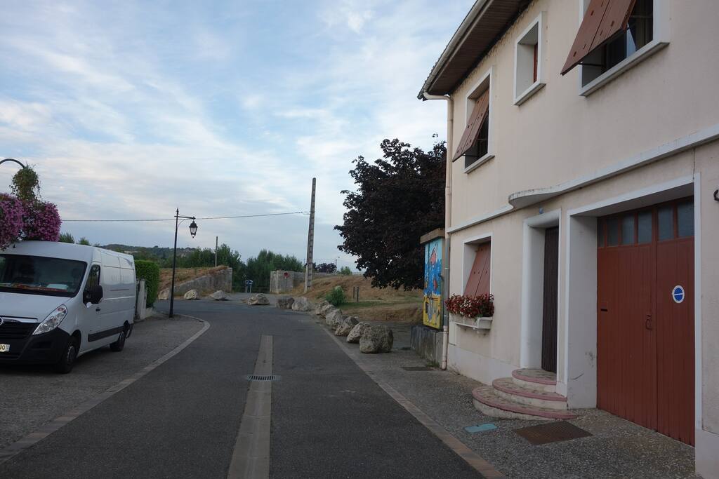 Facade rue , bord du Lot à 50m
