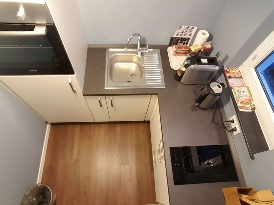 kleine aber feine Küche... mit Ceranfeld und Backofen