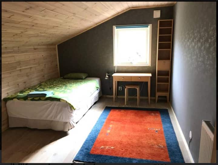 Chumba cha kulala 1 chenye kitanda kimoja chenye upana wa sentimita 120