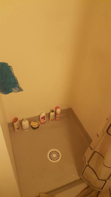Une douche . Produits pas à votre disposition .