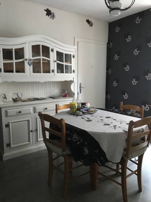 Espace cuisine et son petit déjeuner