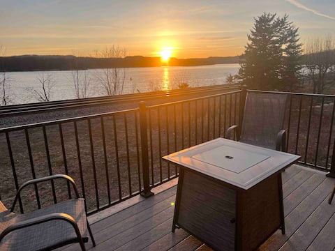 Dragonfly Loft, hot tub, river views