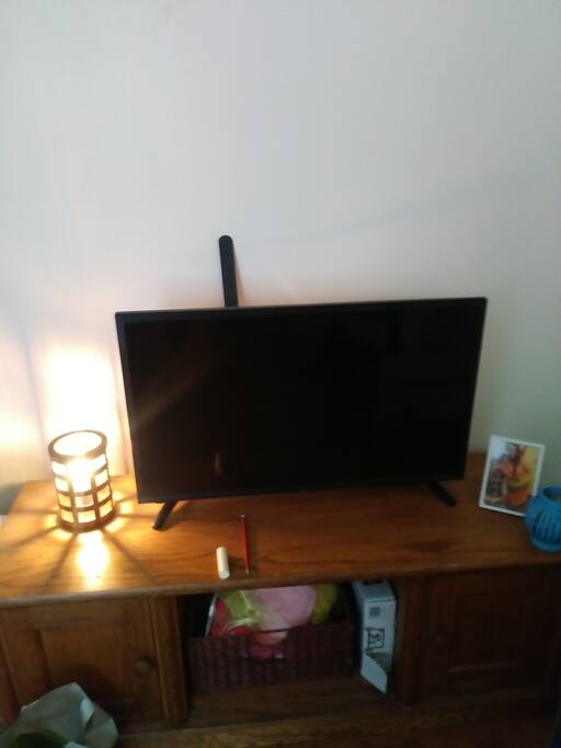 use of flat screen tv in day/common room-netflix included