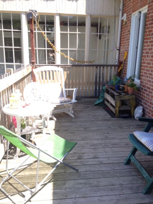 Terrasse (soleil à partir de 11h puis toute la journée, vue sur les montagnes)