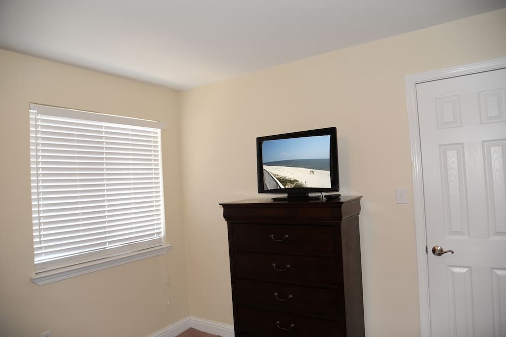 Oak Shores 128-Bedroom TV