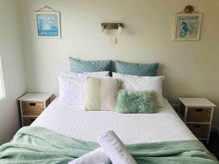 מיטת קווין נוחה בחדר השינה השני עם נוף למים 