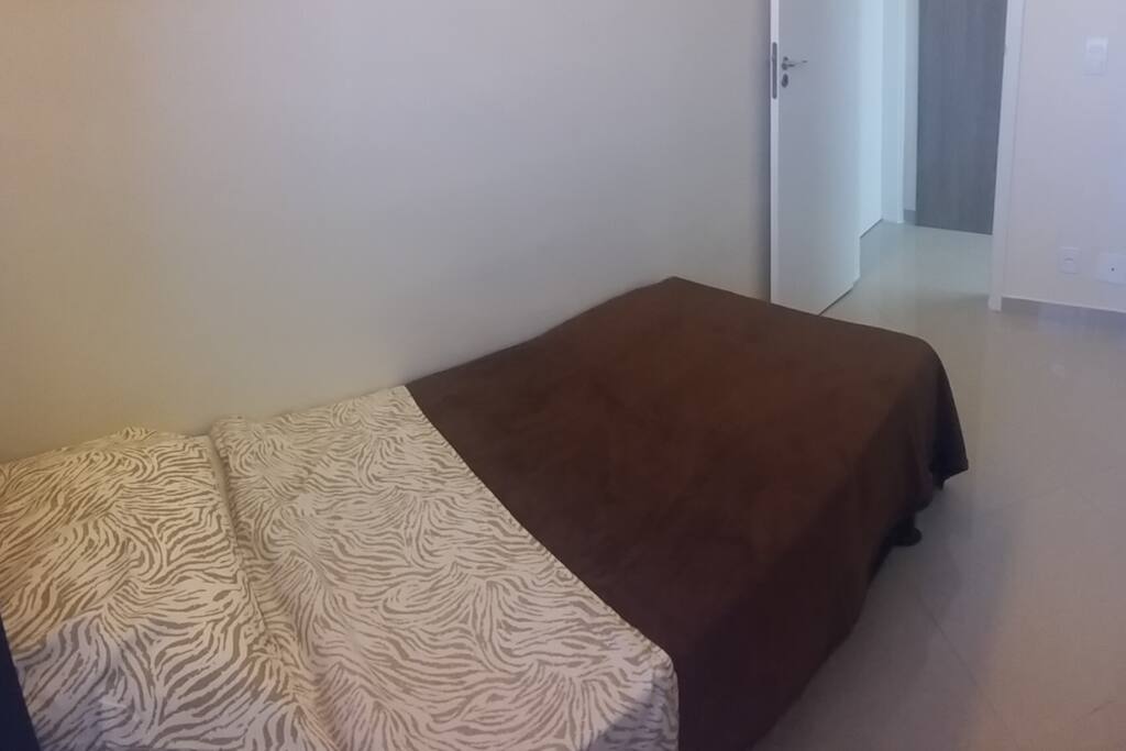 Quarto solteiro com armário Roupa de cama, um travesseiros, cortina embutido