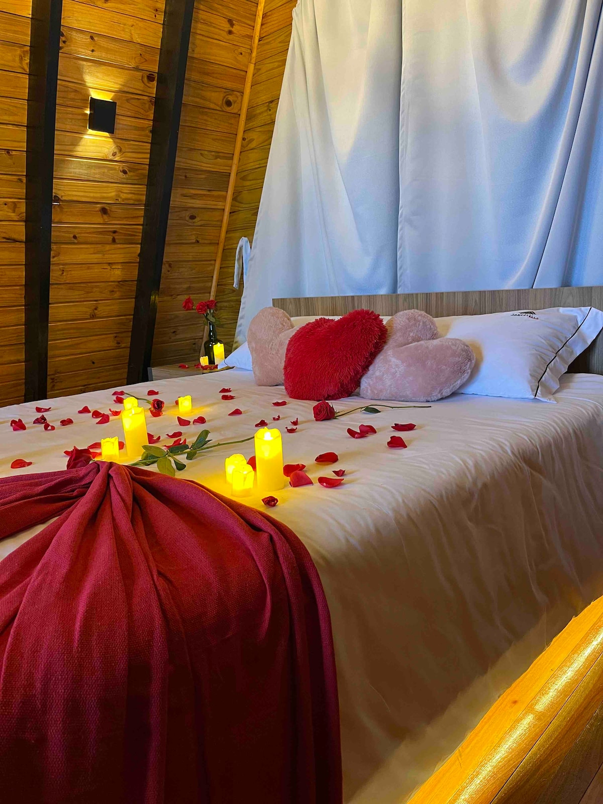 Mazingira yaliyopambwa kwa ajili ya nyakati maalumu, (tazama maadili)