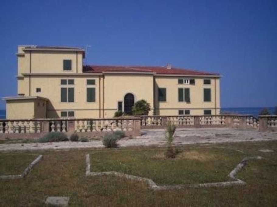 Retro della villa e porzione giardino