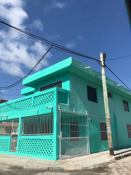 La casa se encuentra en uno de los barrios más antiguos de la ciudad con una ubicación privilegiada a menos de 200 mts Del Mar