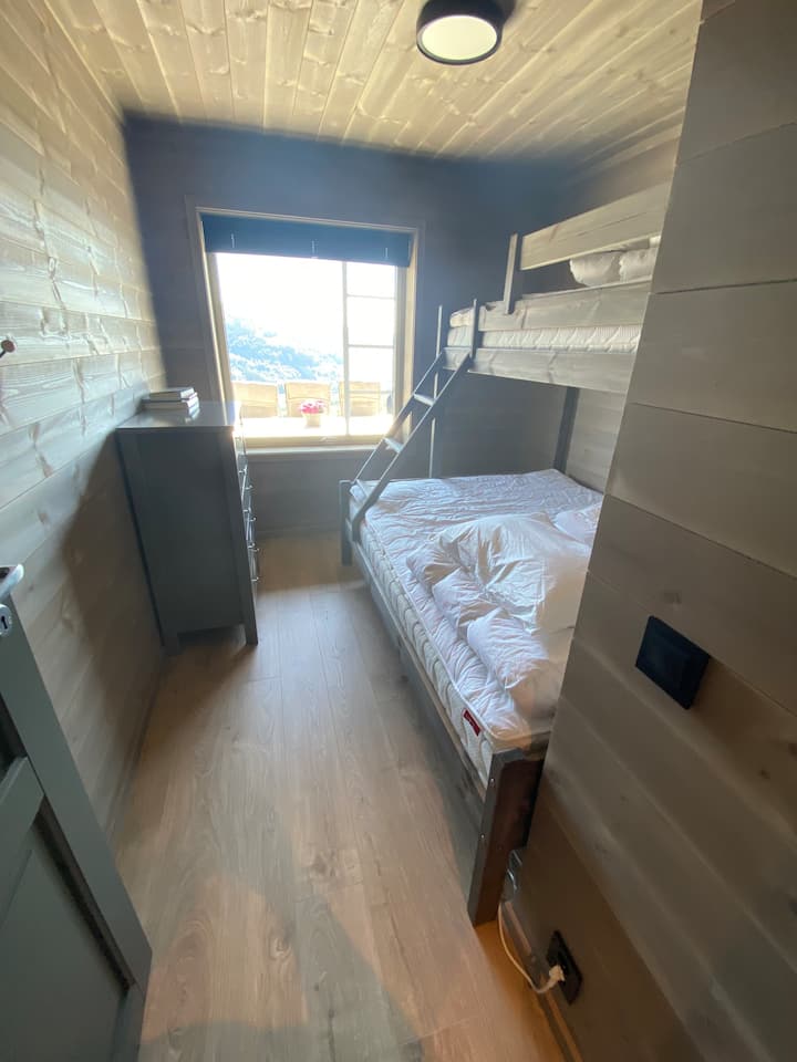 90/150x200 מיטה
3 שמיכות פוך וכריות. יש להביא מצעים. מקום לבגדים במגירות משהו מתויג פרטי. צעצועים שאפשר לשאול נמצאים במגירה כאן.