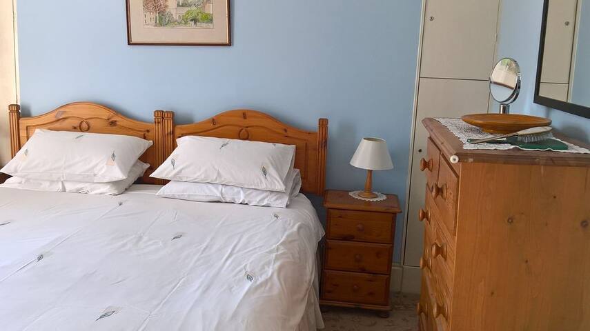 Bright, Cheerful Kensington Flat gallery image 5