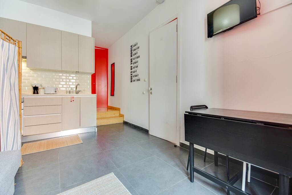 Kitchen with dining table