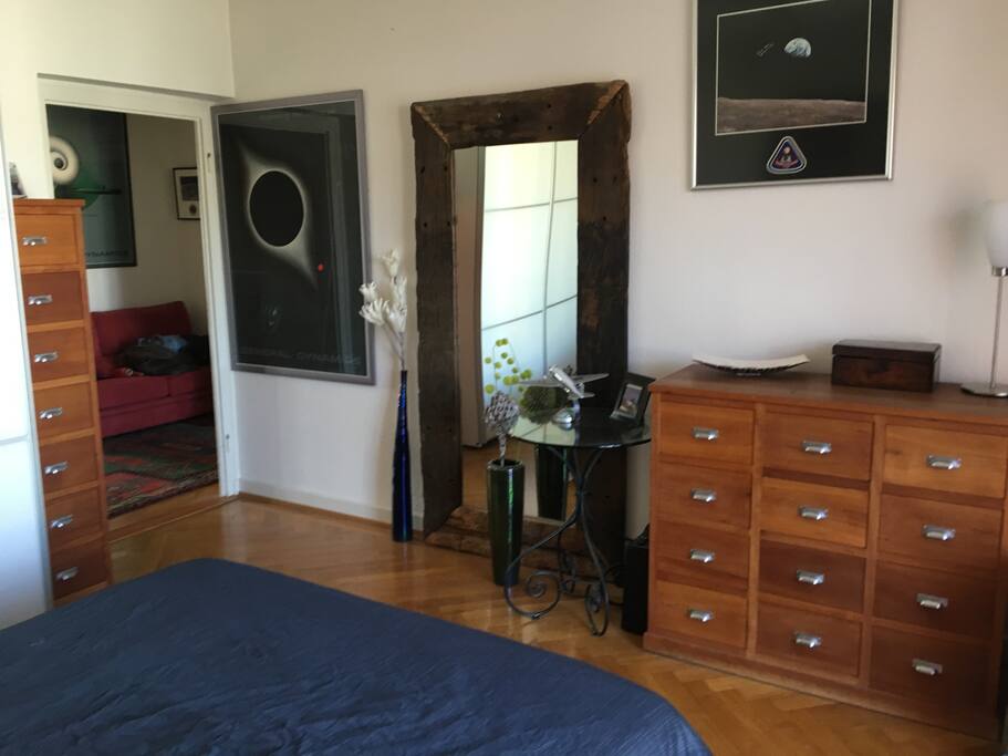 Chambre lit 2 places , grande armoire
