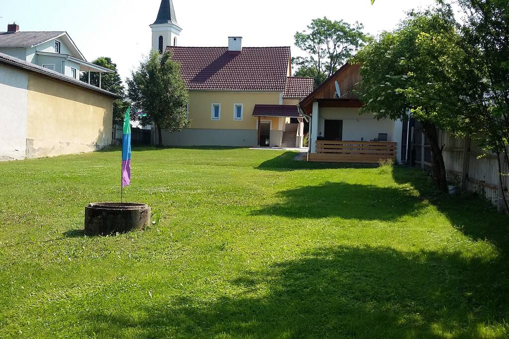 Das ist der großzügige Garten mit Grillecke . der Garten ist komplett eingezäunt.