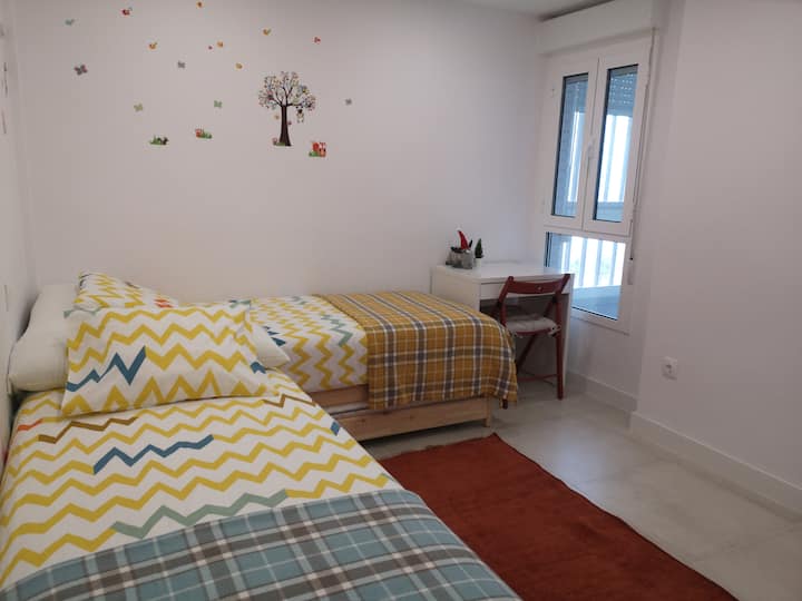 Спалня 2 с две единични легла. И двете легла могат да бъдат превърнати в двойно легло