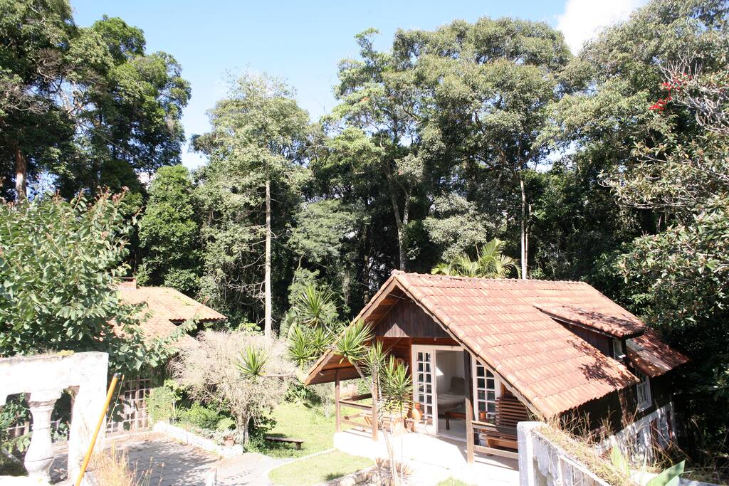 vista da piscina para chalé com lareira