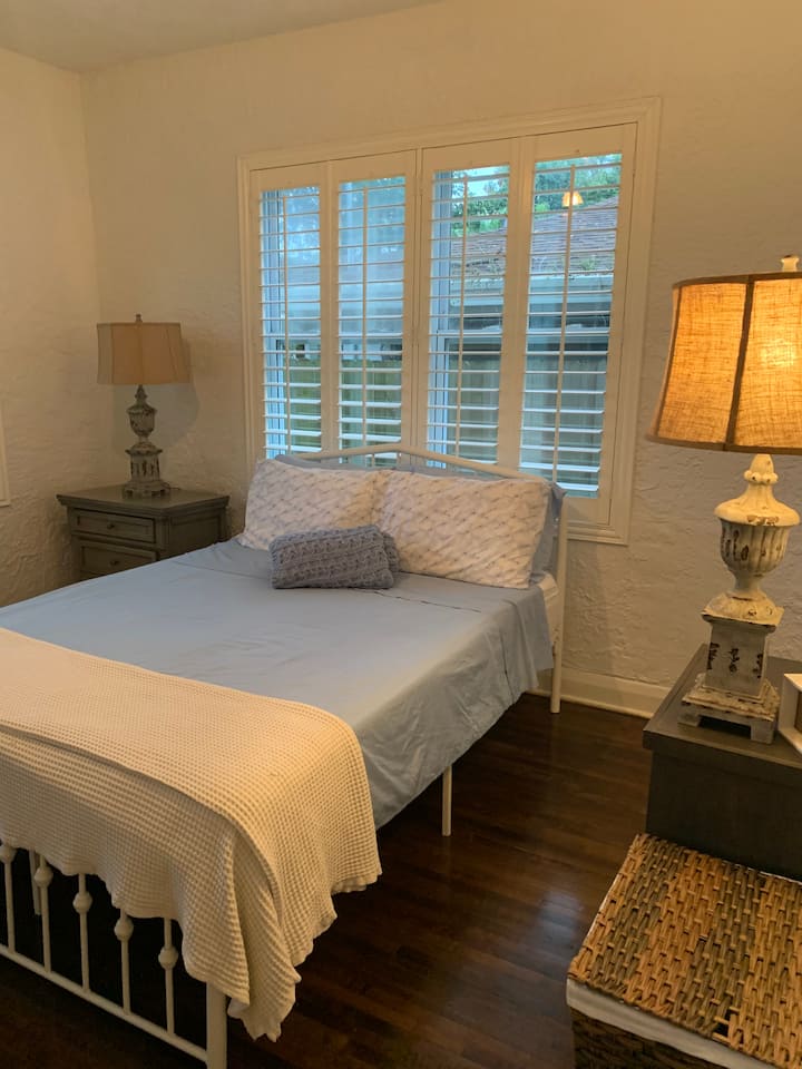 Საძინებელი 2; საწოლი 152 × 203 სმ