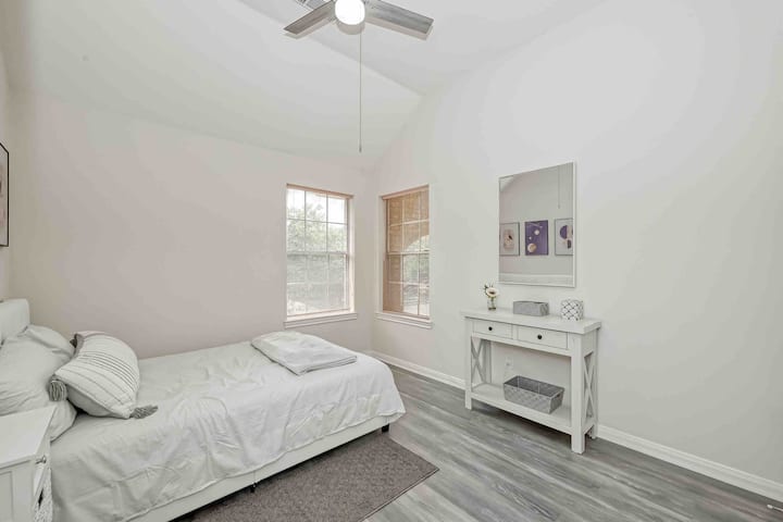 3. spavaća soba s vrlo udobnim bračnim krevetom.