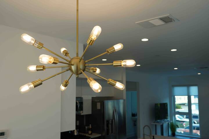 Hollywood Universal Studios Gem! + 2 Car Garage gallery image 5