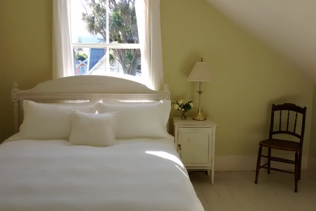 Queen Bedroom, with sea views