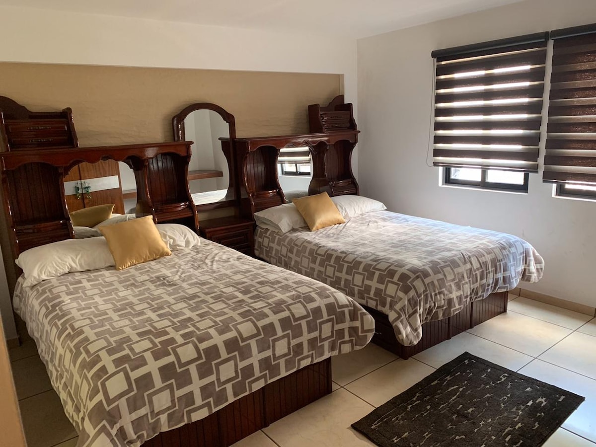 房间配有2张双人床。