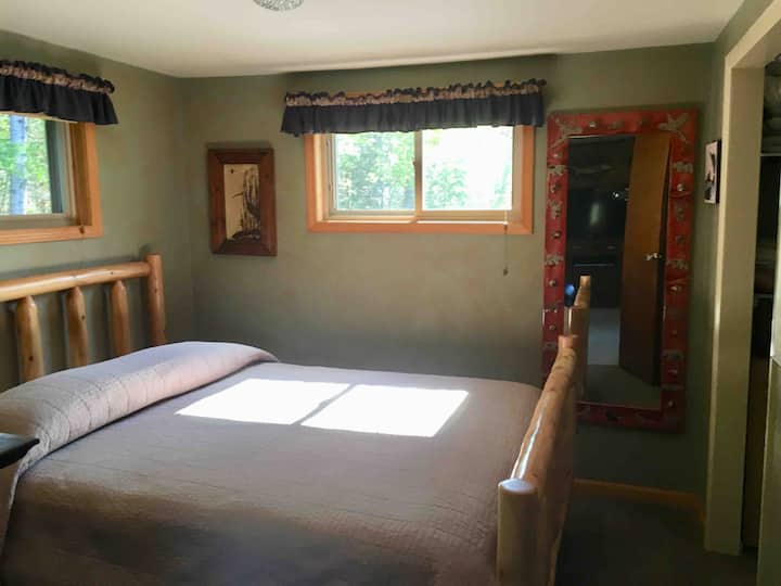 Спална соба една/брачен кревет (широк 180 -