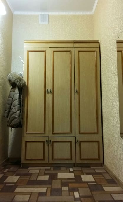 Шкаф в прихожей