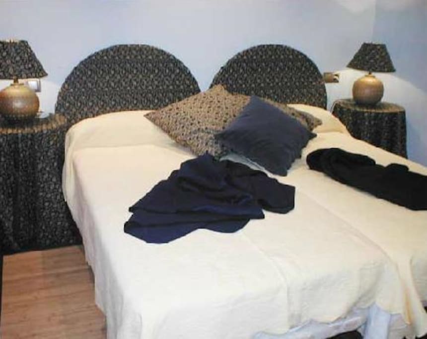 Habitación con dos camas de 0'90 en apartamento Senras