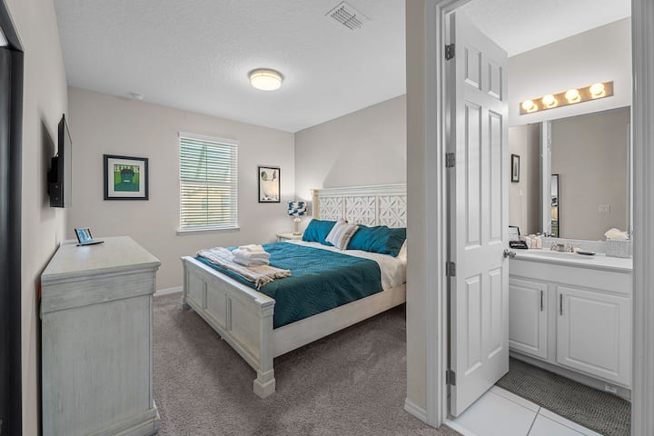 Several of the bedrooms have en suite bathrooms.  This is another king bedroom upstairs.