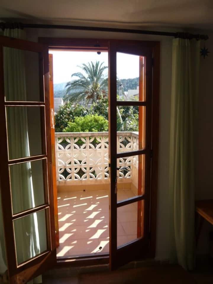 Terraza del dormitorio 2 arriba. Bonita vista de las montañas de la tramuntana y el Puig de María