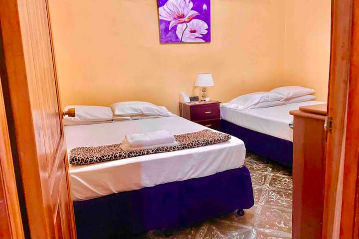 غرفة النوم رقم3: 3 و 4 أسرّة مع تلفزيون عالي الوضوح + مكيف هواء

الغرفة رقم3 - 3 و 4 أسرّة مزدوجة مع مكيف هواء 