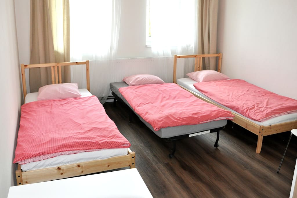 Private room in very clean and friendly guest house in Prague´s largest natural park. Prague Old Town is 20 minutes from our house by walk and subway. The same is airport.