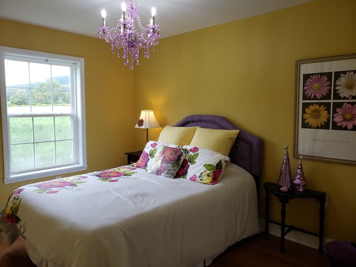 Main floor Queen bedroom 