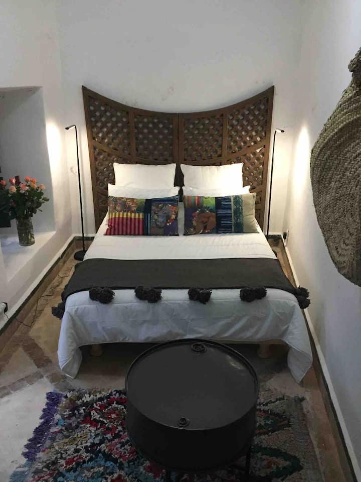 Spálňa 1 na prízemí je vybavená obojstrannou klimatizáciou a vlastnou kúpeľňou.