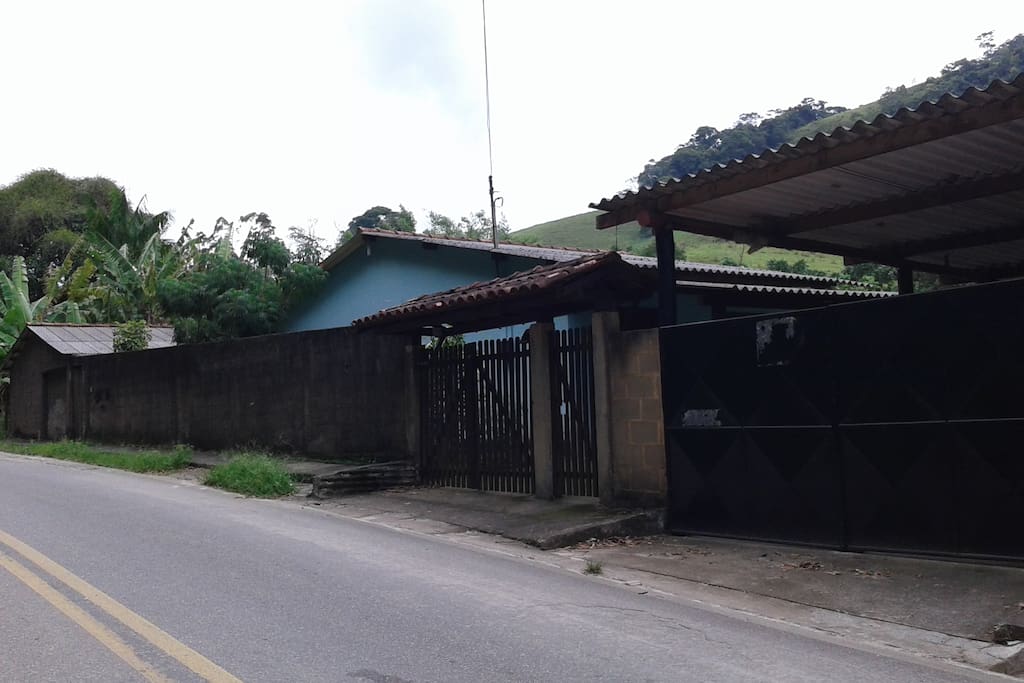 A casa fica próximo a pista com transporte na porta de casa.