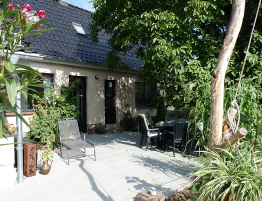 Terrasse mit Sitz-, Liege- und Grillmöglichkeiten