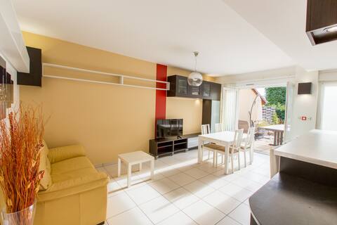 Air-conditioned apartment with garden near mountains