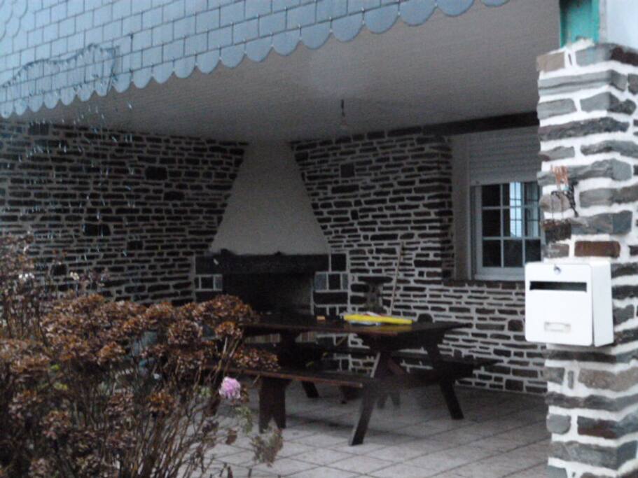 terrasse couverte cheminée factice