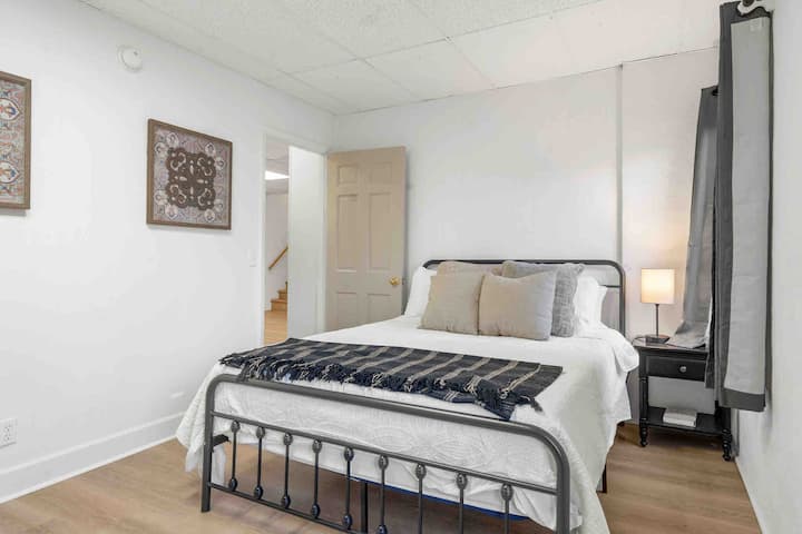 Chambre 4 : lit « queen size » au sous-sol