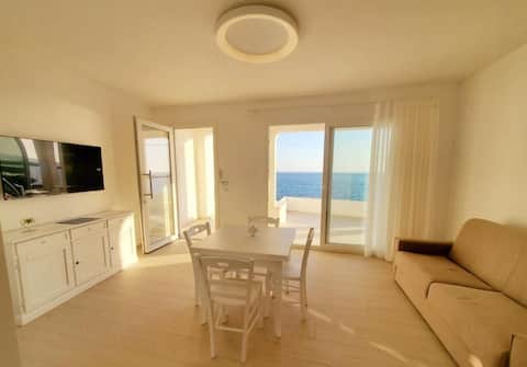 Top Airbnb: Beachfront. Amazing view of Gallipoli. a Nardò