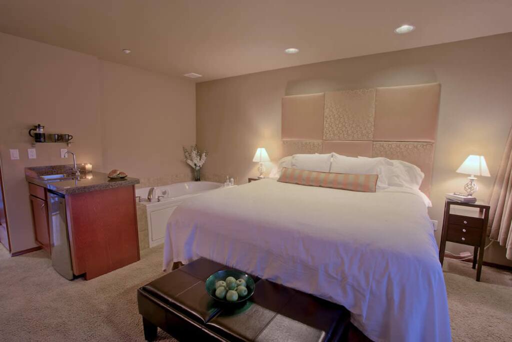 Jacuzzi and wet bar next to king bed