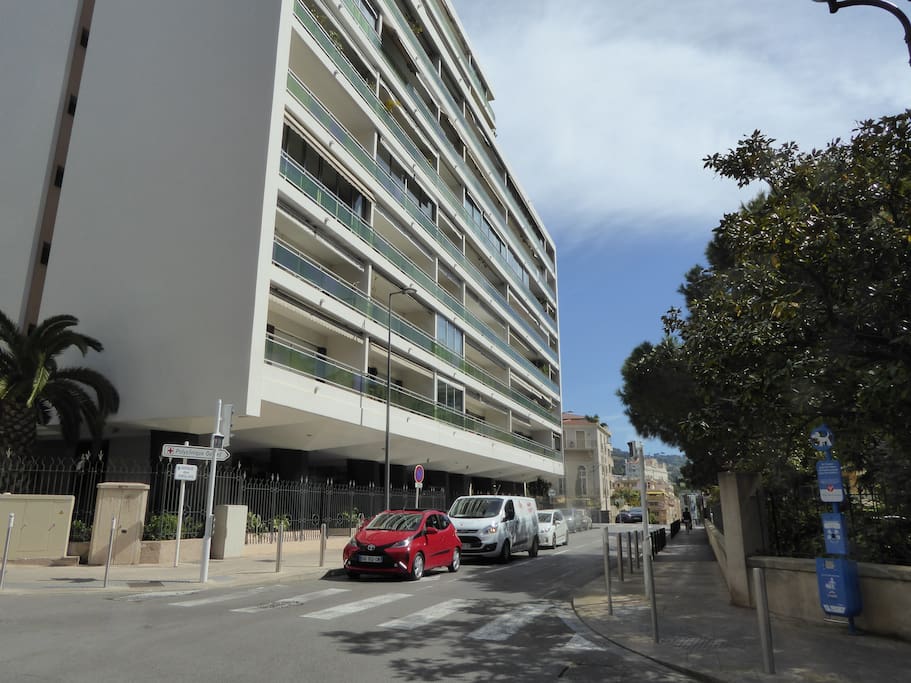Studio neuf, situé à deux pas de l'artère principale de Cannes (Boulevard Carnot, de ses commerces de proximité) près de l’hôtel Amarante (4*) à 12 minutes à pied du palais du festival et de la croisette,