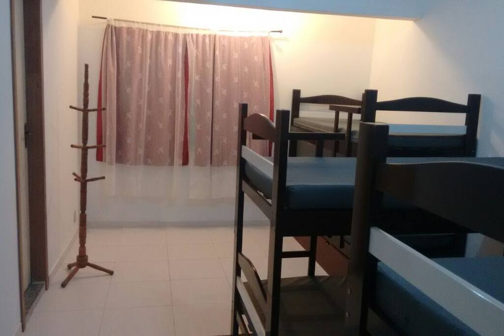 quarto 2, cm 6 acomodações e banheiro