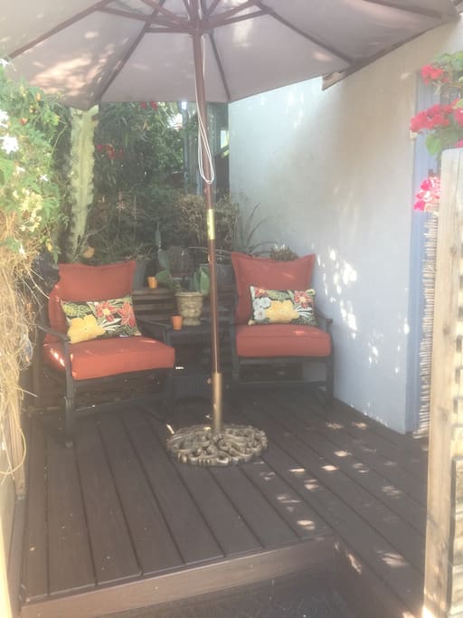 Entry foyer for the property. Wait for your Uber/Lyft here.